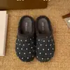 Mules cerrados tipo Birkenstock con suela gruesa y estampado de lunares para mujer, colección otoño 2026, diseño sin cordones, versátiles y cómodos para usar al aire libre.