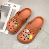 Sandalias con agujeros para mujer, plantillas, antideslizantes, nuevo estilo 2026, para persona perezosa, playa, medias zapatillas cerradas para mujer, verano, para usar al aire libre
