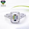 Atacado de fábrica anel feminino de moda 2 quilates corte esmeralda diamante Mosane 6*8 anel Mosane banhado a platina prata 925