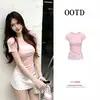 Conjunto de dos piezas de camiseta rosa sin hombros de manga corta ajustada y falda de lunares, atuendo súper moderno para el verano de 2026