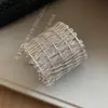 Pulsera de metal trenzada plisada multicapa abierta de estilo europeo y americano, una pulsera de moda de banda ancha exagerada, un accesorio delicado y versátil