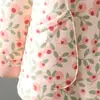 Foto real de una chaqueta acolchada de algodón ajustada, corte slim para mujer, una capa interior fina y cálida de algodón para usar en invierno