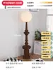 Lámpara de pie de columna romana de mediados de siglo, adecuada para sala de estar, colocada junto al sofá, dormitorio retro de estilo francés, creando un ambiente sofisticado y artístico