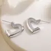 Brincos Aogu Moda Transfronteiriça Luxo Leve Cobre Banhado a Ouro 18K Zircônia Incrustada Formato de Coração para Mulheres Senso de Design Nicho Joia de Orelha de Ponta