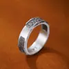 Anillo de Moda Trendy Chapado en Plata con Mantra de Seis Palabras, Diseño Clásico, Anillo Vintage Desgastado para Dedo Índice de Hombre, Venta Directa del Fabricante