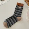 Meias listradas color-blocking femininas de cano médio ex etiqueta de tecido outono e inverno novos produtos meias slouch de algodão puro retrô combinando com sapatos pequenos de couro modernos