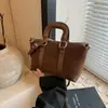 Bolso Cubo Retro Escarchado Portátil para Mujer 2024 Otoño e Invierno Nuevo Moderno Bolso de Hombro Versátil Bolso de Mujer de Gama Alta de Nicho
