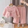 Conjunto de moletom da moda outono/inverno 2026 para bebês e crianças pequenas, com design de capuz com laço e acolchoamento extra, um conjunto de duas peças para meninas pequenas