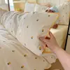 Juego de Ropa de Cama de Cuatro Piezas con Borde de Concha de Hilo Puff Funda de Edredón para Dormitorio de Estudiante Juego de Sábanas de Tres Piezas Individual 2026 Cuatro Estaciones