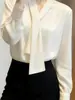 Elegante y a la moda camisa blanca de satén con manga larga y cinta para mujer, nuevo estilo de primavera, rejuvenecedora, versátil, elegante camisa para ir al trabajo