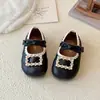 Zapatos Pequeños de Piel para Niñas 2026 Primavera/Otoño Nuevo Estilo Zapatos de Princesa con Lazo de Perlas para Niños Pequeños y Niños Pequeños Suela Suave Zapatos de Exterior
