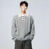 Suéter de punto trenzado estilo universitario americano con cuello mandarín, un diseño color block moderno y elegante para hombre, perfecto para otoño e invierno, que ofrece un look casual y cool