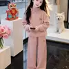 Nova coleção de outono e primavera: um conjunto estiloso e com aparência delicada de moletom e calça de moletom para meninas, com um estilo coreano moderno. Este conjunto de duas peças é perfeito para o outono