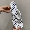 Chanclas para exteriores muy elegantes, versátiles, únicas, de nicho, nuevo modelo verano 2025, de suela gruesa, que aumentan la altura, sandalias de playa para exteriores