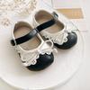 Venta al por mayor transfronteriza zapatos para bebé y niño pequeño suela blanda zapatos de PU para mujer no se caen zapatos suaves de princesa lazo antideslizante suela blanda