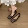 2026 Novos Sapatos Femininos de Bico Quadrado com Laço e Salto Baixo Versáteis de Couro Macio Estilo Ballet Rasteirinhas para Combinar com Saias