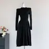 Vestido suéter de punto de calidad para comercio exterior de mujer, otoño e invierno, cuello semi-alto, entallado en la cintura, plisado, bajo amplio, vestido línea A para mujer
