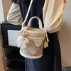 2025 Bolso Cruzado Versátil Bolso de Mano para Mujer Bolso Cubo Versátil de Moda Bolso de Hombro de Moda con Colgante Lindo