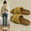 Nuevos zapatos de felpa de lana de cordero de suela blanda 2026 otoño e invierno, pantuflas de slip-on para mujer, pantuflas de suela gruesa para mujer, blanco y marrón