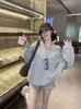 Top de hombros descubiertos del mismo estilo de Xu Yan para mujer, sudadera de alta gama para primavera, diseño coreano chic y único de manga larga para otoño