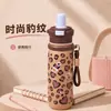 Nova caneca térmica com estampa de leopardo em formato de coração, caneca com canudo de aço inoxidável 316, portátil, à prova de vazamentos, estilosa e adequada para estudantes, 600ml