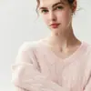 Colección Otoño/Invierno 2026 de Bai Cai Rong: Suéter holgado de punto trenzado con cuello en V, adelgazante, elegante, cálido, versátil, moderno y favorecedor