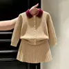 Nueva colección otoño/invierno 2026 para niñas estilo coreano: Conjunto de punto trenzado color caqui, con un suéter de cuello polo y una falda