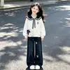 Conjunto de dos piezas para niños de mediana edad: top de manga larga estilo universitario con cuello de solapa, nueva colección primavera/otoño, con un diseño de caricatura dulce y lindo, combinado con pantalones vaqueros casuales