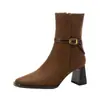 Las botas de tacón alto de color marrón Maillard son estilizadas, elegantes, versátiles y tienen un aire de alta gama.. Son botines cuadrados vintage para mujer con tacones gruesos para otoño e invierno