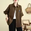 Foto real de una camisa casual holgada de estilo relajado, versión coreana, camisa de trabajo de mezclilla versátil de manga larga, chaqueta para pareja para mujer