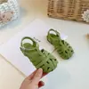 Sandalias para Niñas 2026 Verano Nuevo Estilo Infantiles Vintage Tejidas Huecas de Punta Cerrada Planas Transpirables Estilo Romano para Mujer