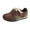 Zapatillas de entrenamiento rojas alemanas de suela gruesa para mujer, novedad versátil súper popular otoño 2026, zapatillas tipo Forrest Gump para aumentar la altura, deportivas casuales.