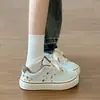 Zapatos de entrenamiento alemanes de suela plana para mujer, nueva colección de otoño 2026, estilo popular, versátiles, diseño que aumenta la altura, zapatos casuales, zapatillas de suela blanda para estudiantes