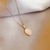 Collar de acero de titanio con colgante de ojo de gato ovalado 2023 Nuevo diseño de nicho de celebridad de Internet cadena de clavícula de lujo ligero electrochapado en oro real