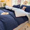 Novo Conjunto de Quatro Peças de Gaze Ondulada Cor Sólida Dobras Texturizadas Borda de Corda de Cânhamo Envelope Vermelho Macio e Confortável Roupa de Cama para Dormitório Estudantil