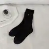 Calcetines estilo miu para mujer otoño invierno calcetines de media pantorrilla color liso calcetines holgados calcetines versátiles simples con botón algodón puro calcetines largos estilo básico