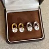 Brincos de Tarraxa de Metal Torcido com Zircônia Rotativa Inspirados em Design para Mulheres, Pequenos e Delicados, Estilosos e Modernos, Brincos Versáteis