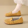 Zapatos individuales populares de comercio exterior transfronterizo, zapatos de malla hueca transpirables, suela suave, parte superior suave, zapatos slip-on antideslizantes para mujeres de mediana edad y ancianas