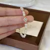 Pulseira de Pérola Trevo de Quatro Folhas Estilo Francês 2024 Nova Exquisita Leve Luxo Alto Padrão Versátil Melhor Amigo Presente de Aniversário Atacado