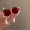 2023 Año Nuevo de moda otoño e invierno vintage vino tinto terciopelo flor de rosa flocado perla pendientes de botón para novia