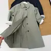 Jaqueta corta-vento feminina com gola polo e silhueta retrô, 26, nova textura, para o trabalho, com temperamento, modelagem slim, corte A, comprimento médio, abotoamento oculto