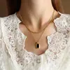 Marca French Niche Collar Acrílico Doble Capa Carcasa Negra para Mujer, Acero de Titanio Oro de 18K Mayoreo