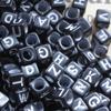 Cuentas Cuadradas para Letras DIY 6*6mm Fondo Blanco Letras Negras Acrílico Material para Joyería y Cuentas 100 Piezas/Paquete