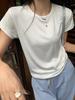 Camiseta de manga corta estilo coreano para mujer, nueva camiseta de verano de estilo coreano, color sólido, diseño simple, agradable para la piel, informal, con hombros descubiertos.