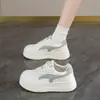 Zapatos deportivos casuales versátiles, transpirables y antideslizantes, cómodos con cordones para estudiantes, que aumentan la altura, nuevo estilo 2026, zapatos blancos para mujer, suela gruesa de otoño