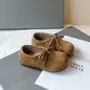 Sapatos pequenos de couro para meninas estilo coreano 2026 Estilo Primavera/Outono Sapatos de princesa de corte baixo para meninas Solado macio Mocassins de condução retrô Sapatos Birkenstock