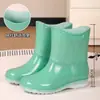 Botas de lluvia modernas, impermeables y antideslizantes para mujer, nuevo modelo de primavera, zapatos de goma de trabajo duraderos para cocina, de suela gruesa, de media caña, con suelas suaves