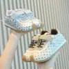 Zapatillas casuales cómodas para niñas, nueva colección otoño 2026, diseño de encaje de lunares, estilo coreano, con cierres de velcro, adecuadas para usar en interiores