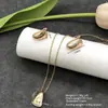 Conjunto de pendientes y collar Xuping estilo vintage de nicho europeo y americano transfronterizo, conjunto de joyería elegante de aleación de cobre, venta al por mayor y hecho a medida