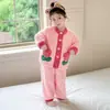 Pijama de franela para niñas, colección de otoño e invierno para niños, forrado de felpa y engrosado, con diseño de oso fresa de felpa de coral para usar en casa